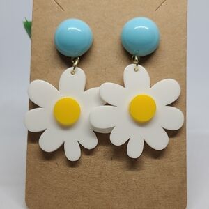 Charming White and Yellow Daisy Stud Earrings NWOT Ladies‎ Lightweight Outdoor